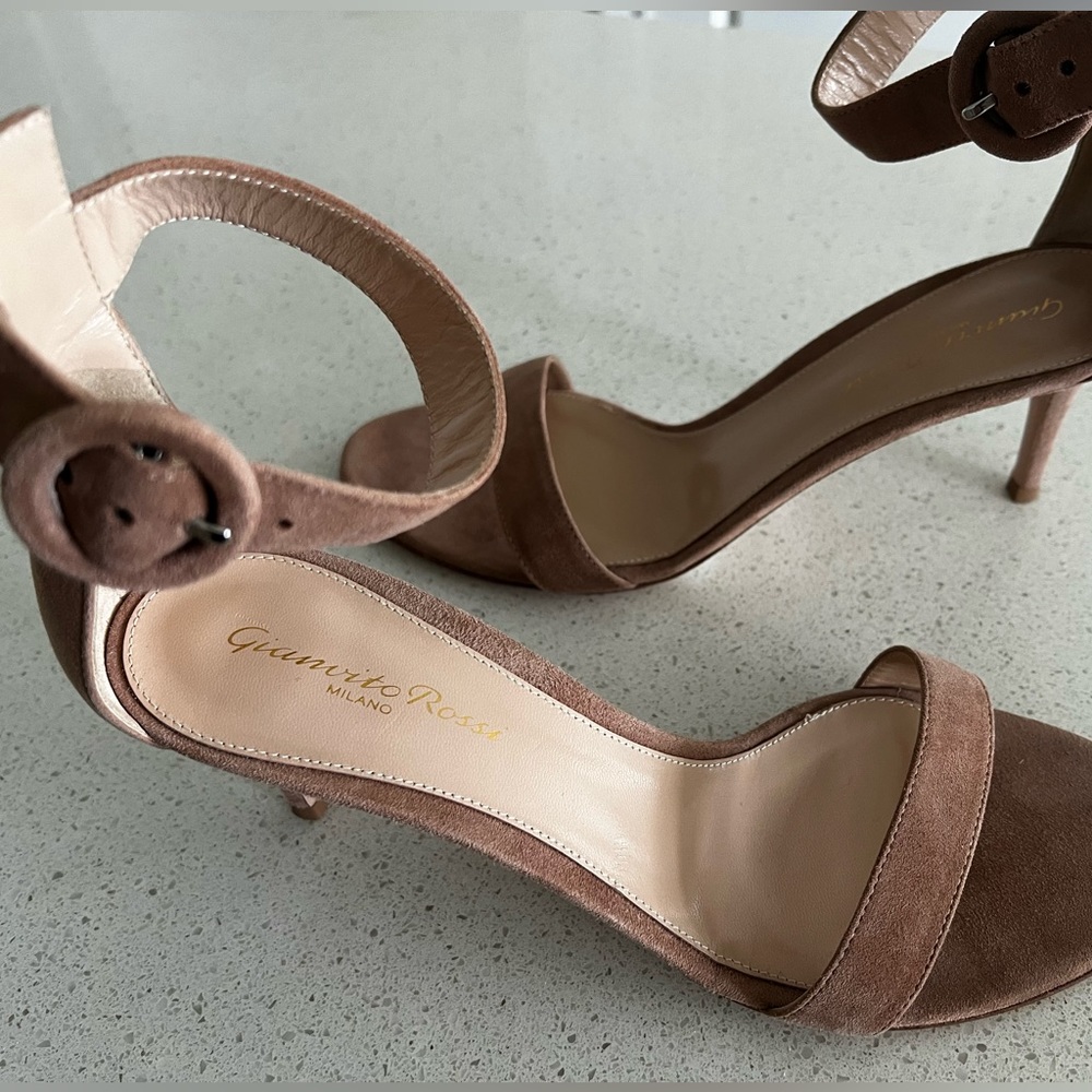 NWT Gianvito Rossi Portofino Tan Suede Strap Sandals Eur 38 fits like a US 7.5